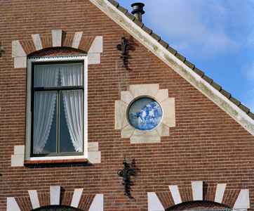 844781 Detail van de voorgevel van de boerderij Ter Weide (Hogeweide 1) te Utrecht: een rond delfts blauw tegelplateau ...